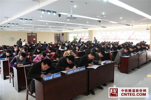 为了验证公司本部员工对精细化管理知识学习效果，12月24日，公司本部再次组织进行精细化管理闭卷考试，各部室112名员工参加了此次考试。.JPG