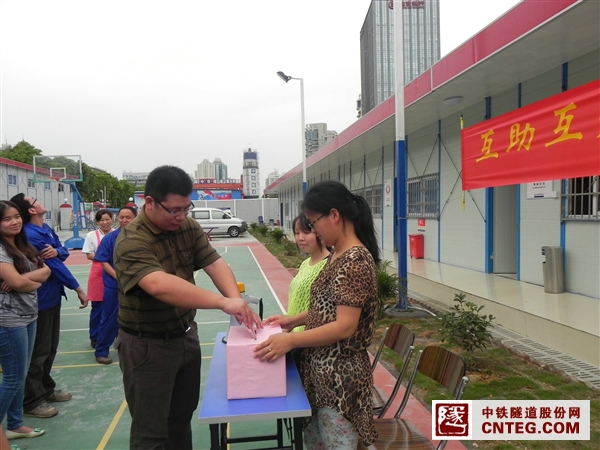 深圳地铁项目部全体职工在香车区间举行了“互助互爱 爱心传递——为卢丑伟同事募捐活动”.jpg