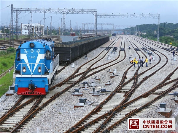 长株潭城铁捞刀河调车场顺利开通(列车缓缓行驶在捞刀河调车场).JPG