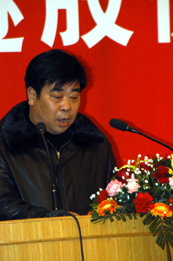 工会主席何平阳致贺词